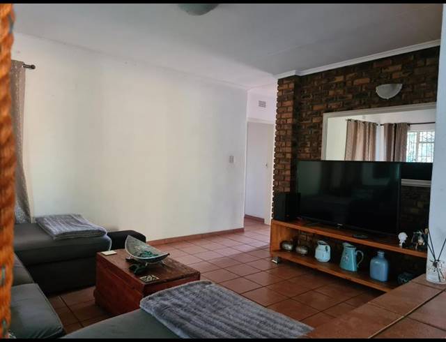5 BEDROOM HOUSE FOR SALE IN DALPARK EXT 1